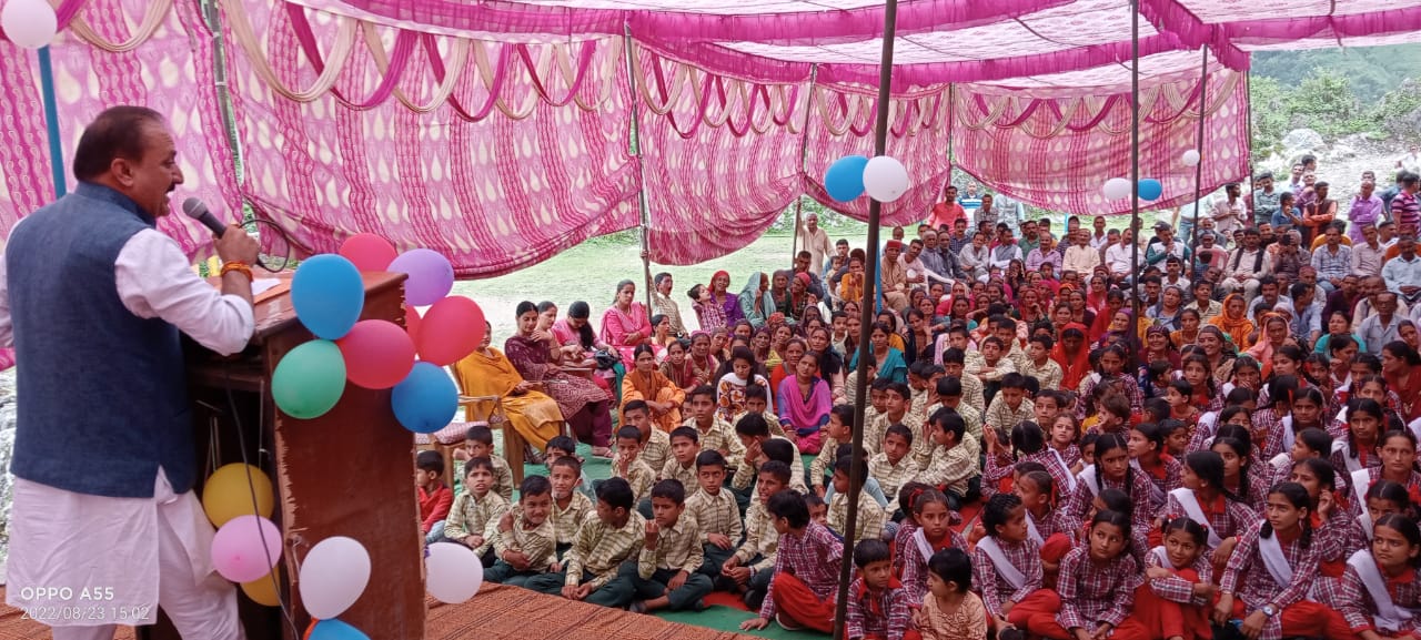 शिलाई में कांग्रेस छोड़कर बीजेपी में आए कई परिवार