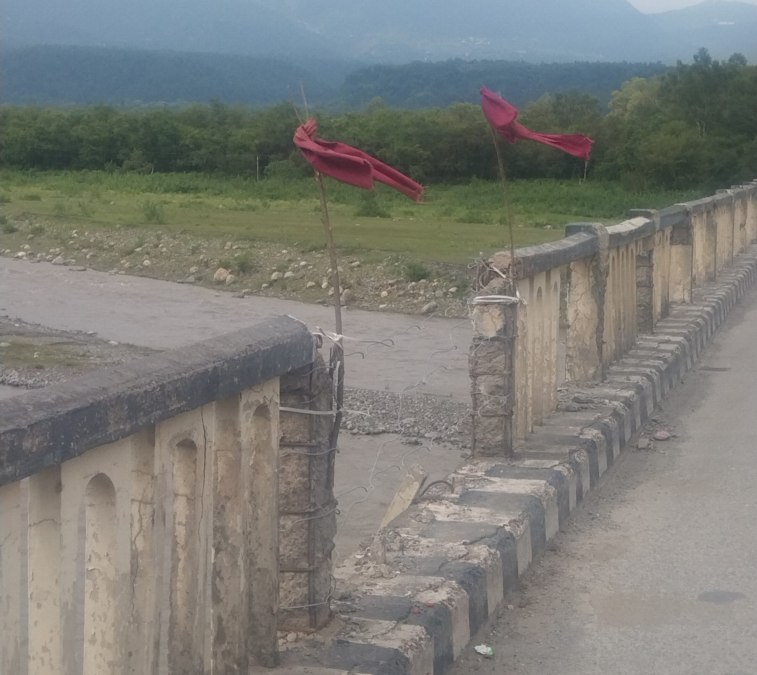 लाल झंडे लगाकर कब तक खतरा टलेगा