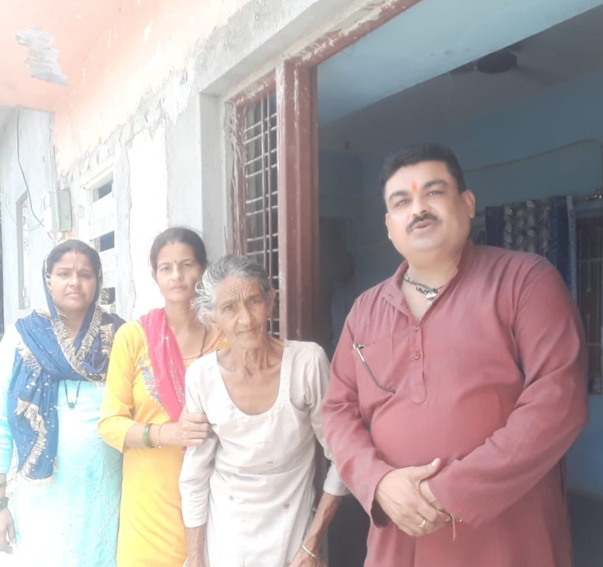 युवा बीजेपी नेता ने घर घर छेड़ा जनसंपर्क अभियान