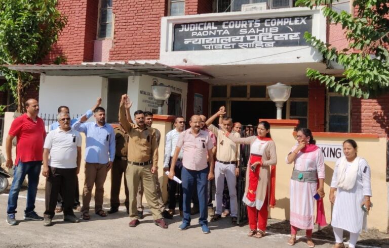 पांवटा साहिब में काले बिल्ले लगाकर कर रहे है कर्मचारी काम