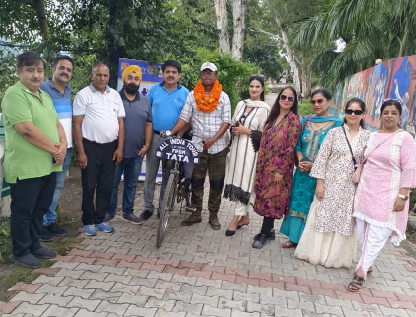 आपसी भाईचारे के लिए साइकिल पर लंबी यात्रा