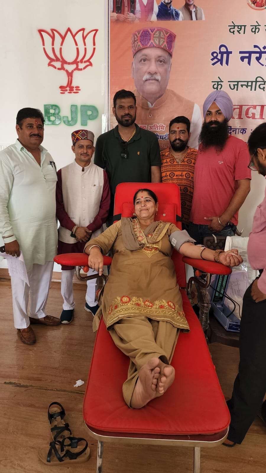 PM के जन्म दिवस पर बीजेपी की महिला वर्कर समेत भारी संख्या में रक्तदान करने पहुंचे दानी