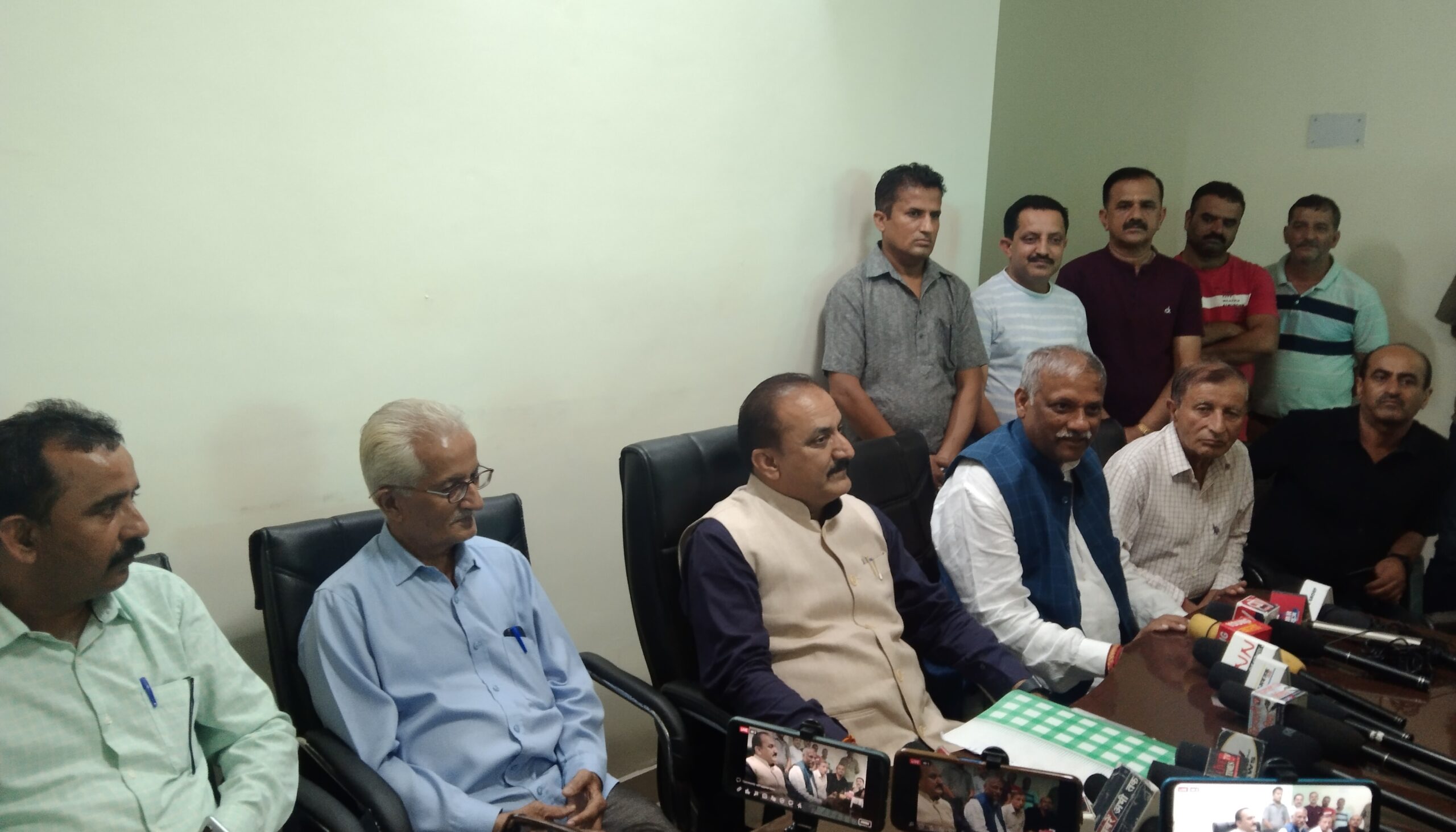 अगर कांग्रेस हाटीयों की इतनी हितेषी थी तो 55 साल तक फाइले क्यों धूल फांक रही थी ?