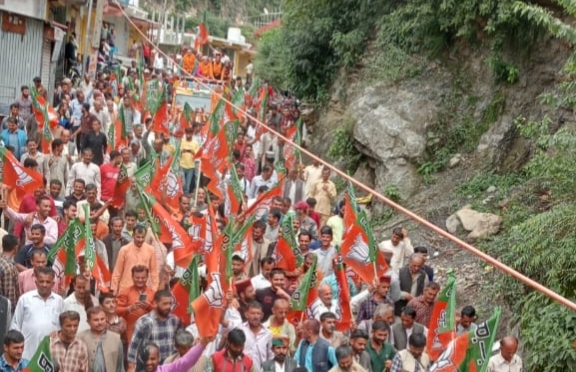 हाटी पुत्र का शिलाई में जोरदार स्वागत : ST का दर्जा मिलने पर पलकों पर बैठाया