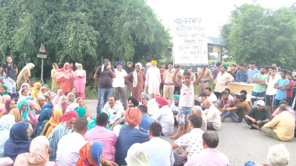 पांवटा में सड़क हादसे में युवक की मौत : ग्रामीणों का पुलिस के खिलाफ़ फूटा गुस्सा, सड़क जाम