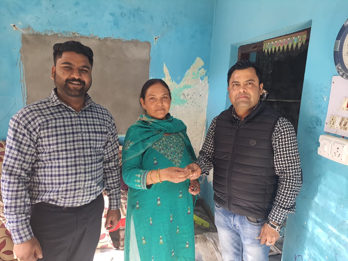 एक सफाई कर्मी महिला ने सोने की चेन लौटा कर कायम की इमानदारी की मिसाल