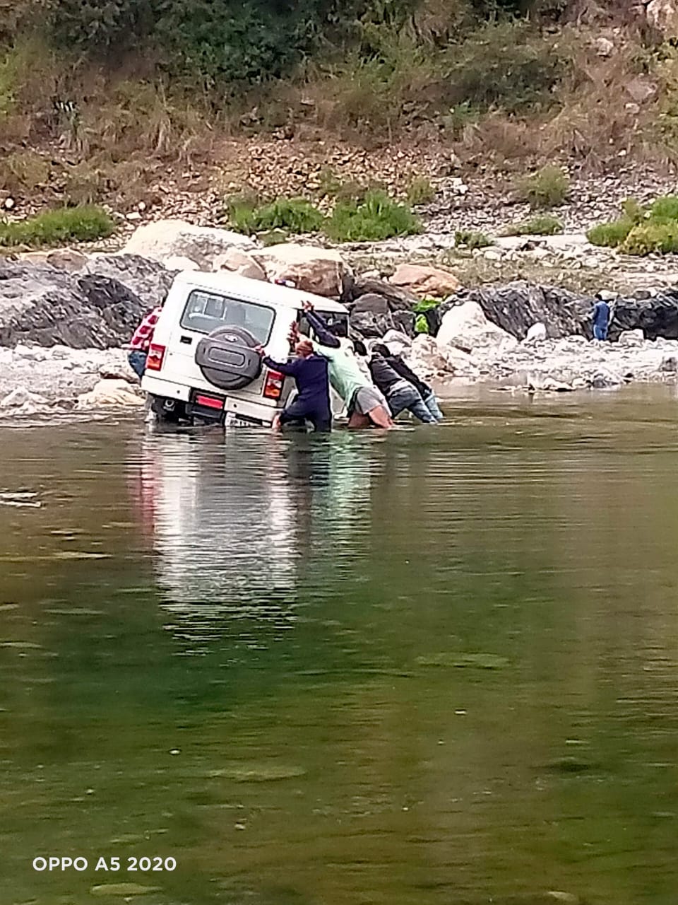 टोंस नदी में फंसे गए पांवटा के SDM : लोगों की मदद से गाड़ी को बाहर निकाला