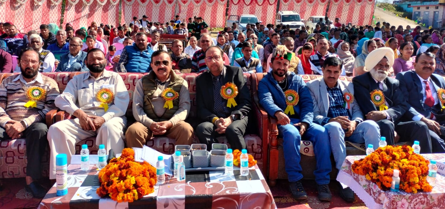 पूर्व विधायक किरनेश जंग ने किया होनहारों को सम्मानित