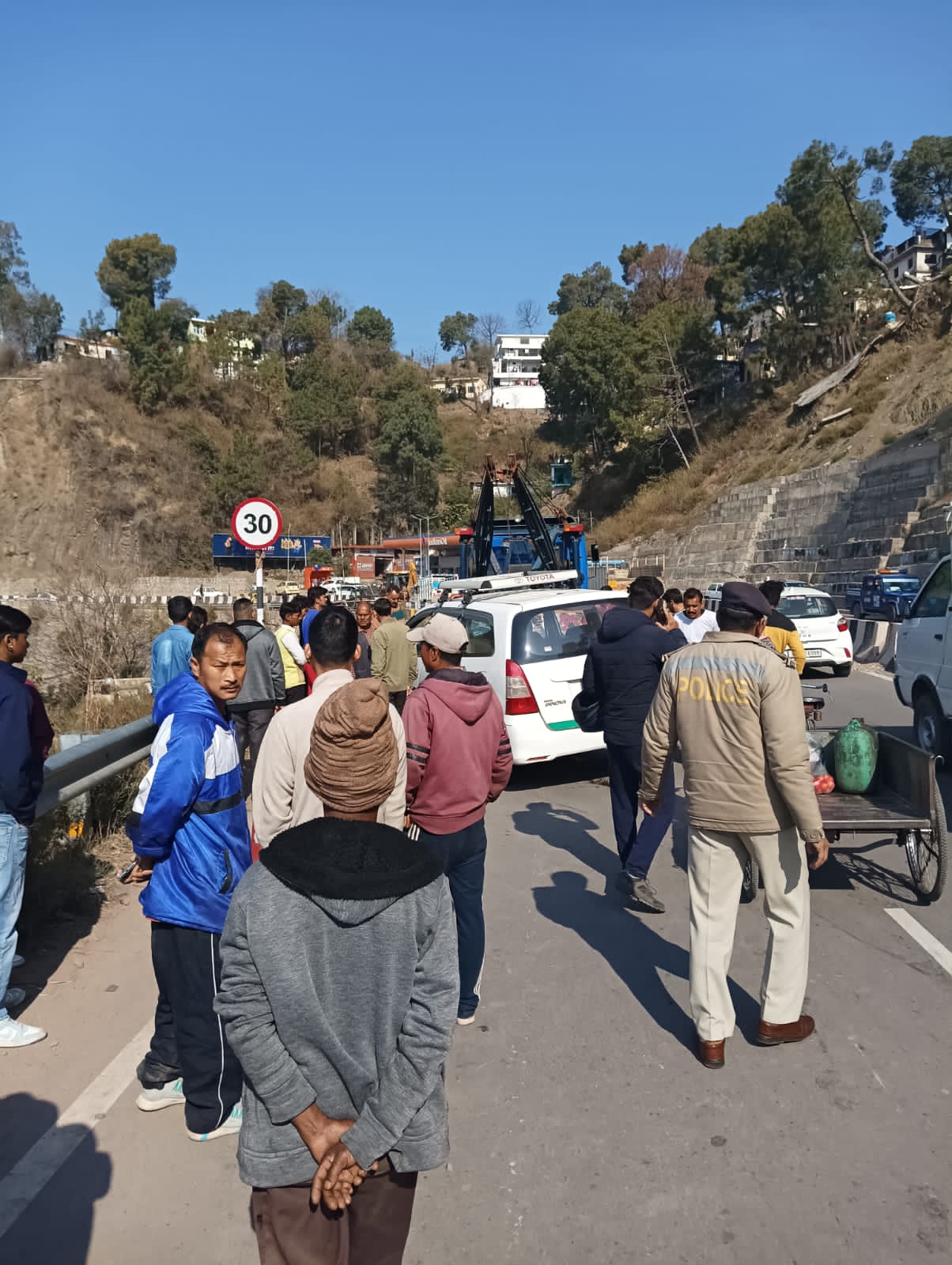 सोलन के धर्मपुर में इनोवा गाड़ी ने कुचले 9 मजदूर, 5 की मौत सोलन के धर्मपुर में इनोवा गाड़ी ने कुचले 9 मजदूर, 5 की मौत