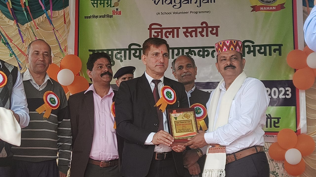 पांवटा साहिब की व्यास पंचायत प्रधान सुरेश कुमार को किया डीसी ने सम्मानित पांवटा साहिब की व्यास पंचायत प्रधान सुरेश कुमार को किया डीसी ने सम्मानित