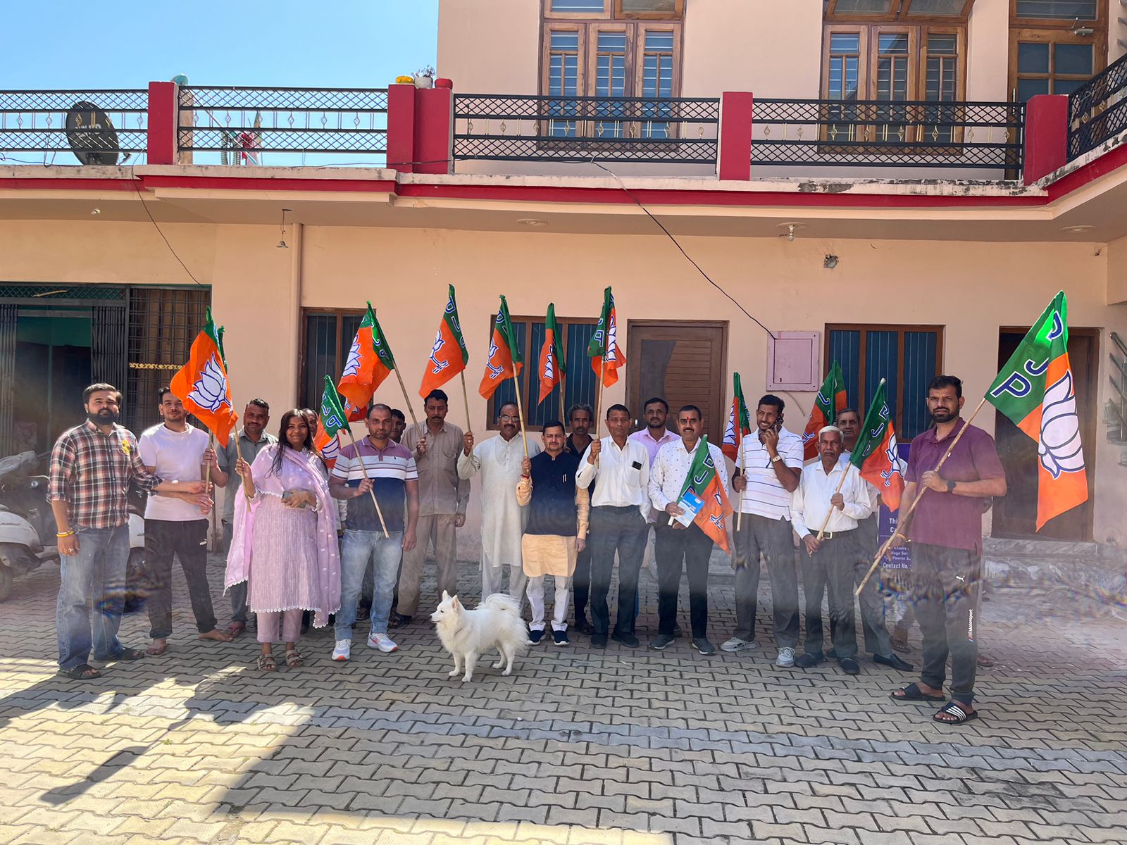 घरों पर पार्टी का ध्वज फहराया : स्थापना दिवस हर्षोल्लास के साथ मनाया