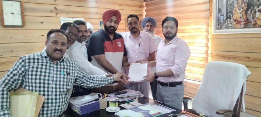 युवा कांग्रेस नेता ने अधिकारियों के सामने रखी लोगों की समस्याएं