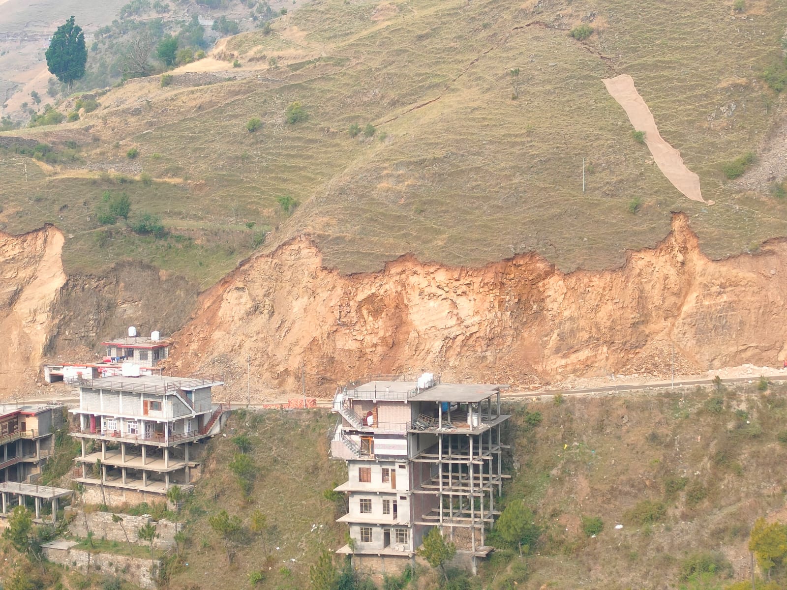 शिलाई में फिर दरक रहे है पहाड़ :  अब घर छोड़ने को मजबूर हुए लोग