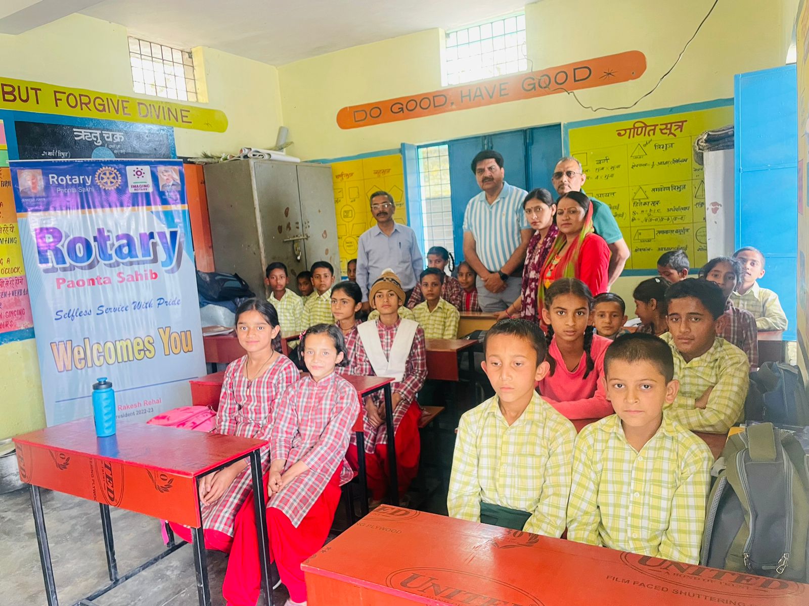 रोटरी पांवटा ने आगरोंं स्कूल के बच्चों को दिए बैंच