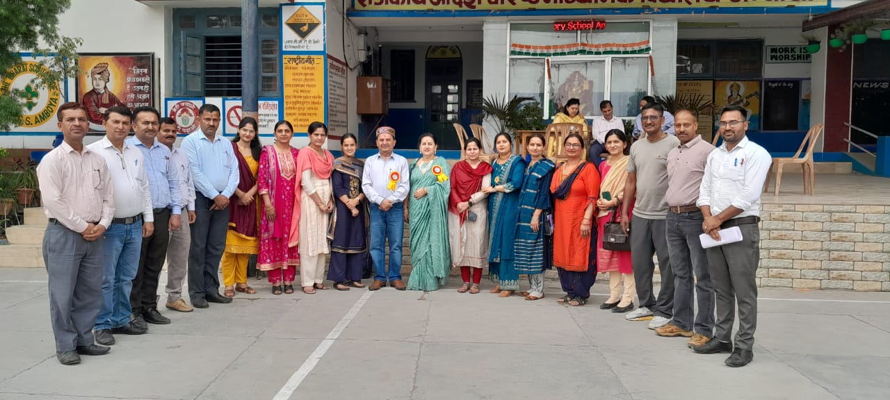 अंबोया स्कूल में प्रधानाचार्य की बेहतरीन सेवाएं देने के बाद सेवानिवृत हुए चौहान