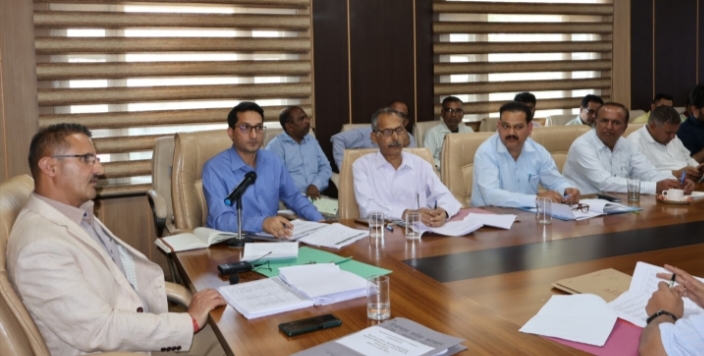 डीसी सिरमौर ने जिले के एसडीएम, तहसीलदार और राजस्व अधिकारियों से बोले : जनता के करे काम