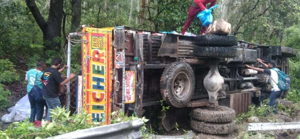 पांवटा साहिब के बहराल में कांवडियों से भरा ट्रक पलटा