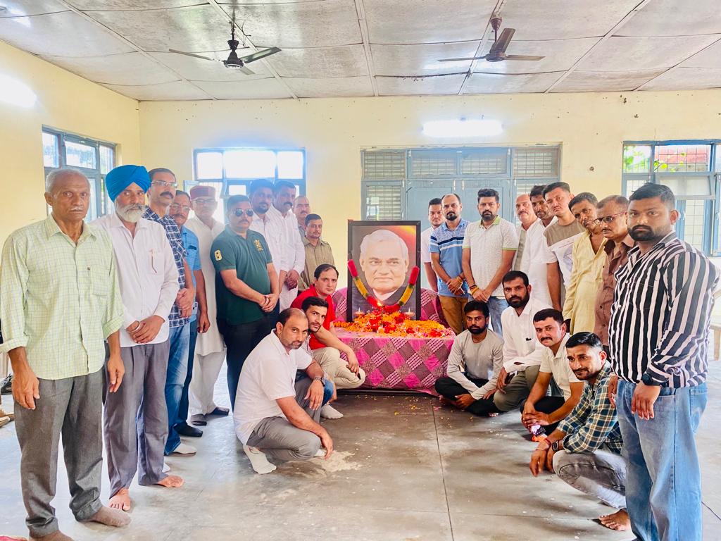 पांवटा में अटल को बीजेपी ने किया याद : तूफानों में, वीरानों में,अपमानों, सम्मानों में ..उन्नत मस्तक, उभरा सीना, पीड़ाओ में पलना होगा। कदम मिलाकर…..