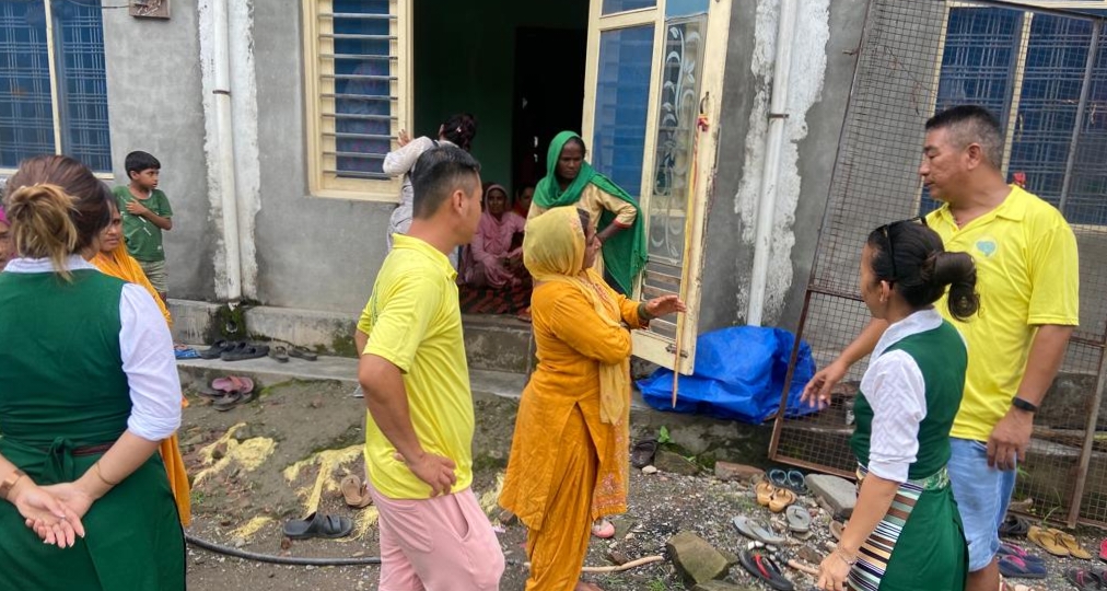 बाढ़ प्रभावित की मदद को आगे आए तिब्बती समुदाय के लोग