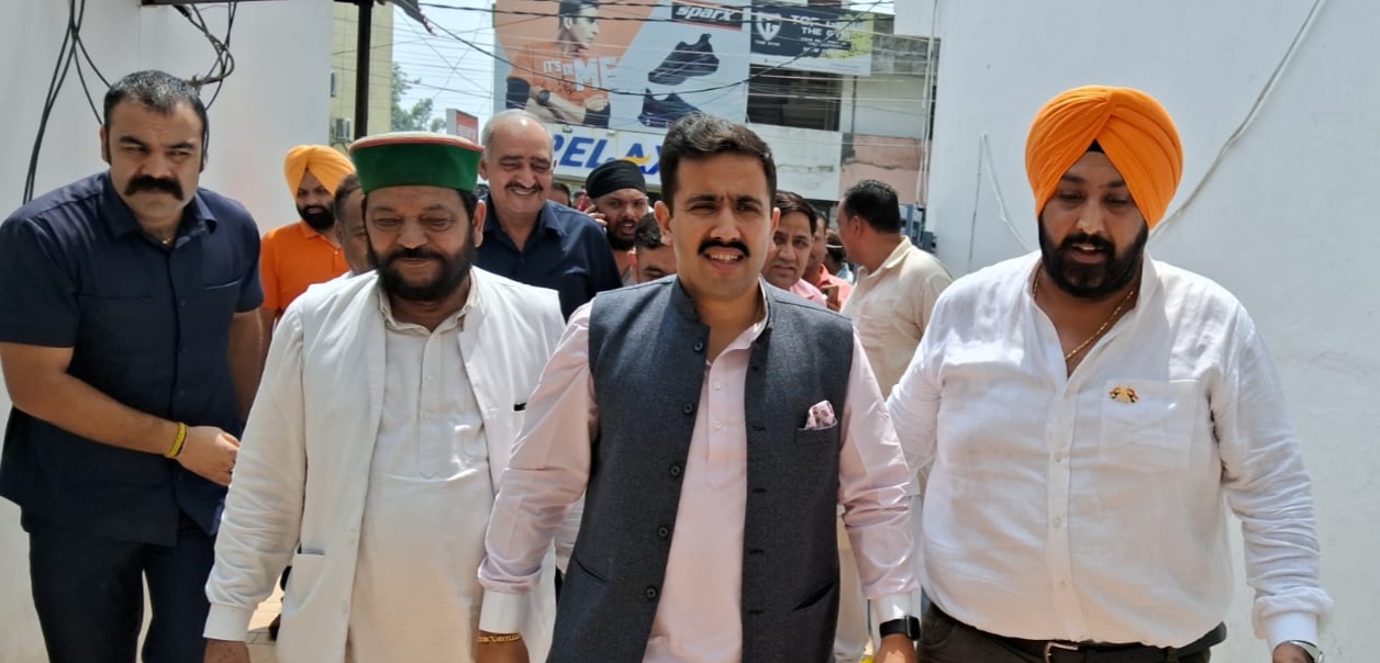 पांवटा में लांबा के घर लोक निर्माण मंत्री भी.