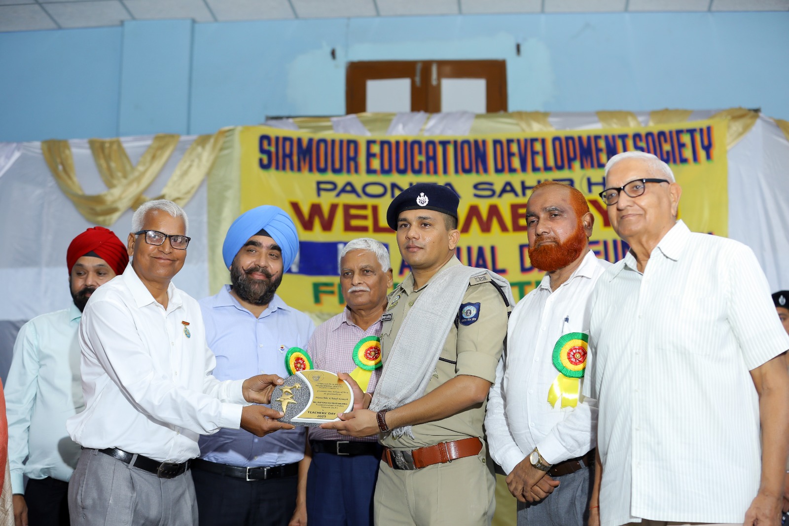 उत्कृष्ट योगदान के लिए सम्मानित हुए  गुरु और होनहार शिष्य