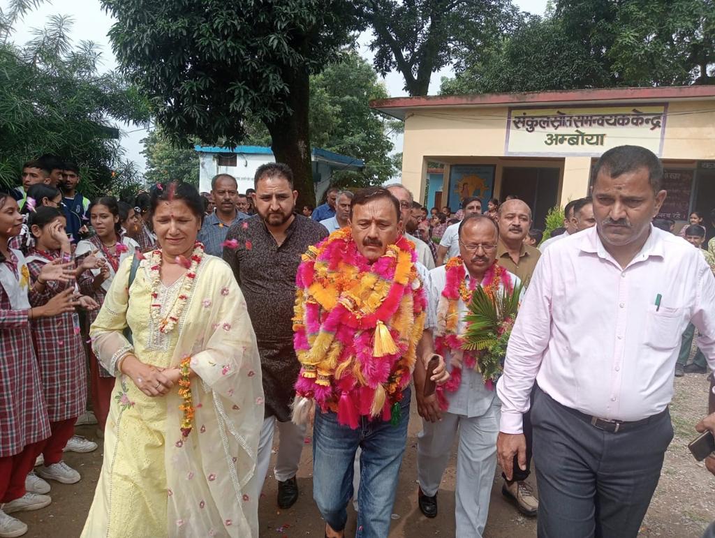 अंबोया स्कूल में पूर्व विधायक का जोरदार स्वागत