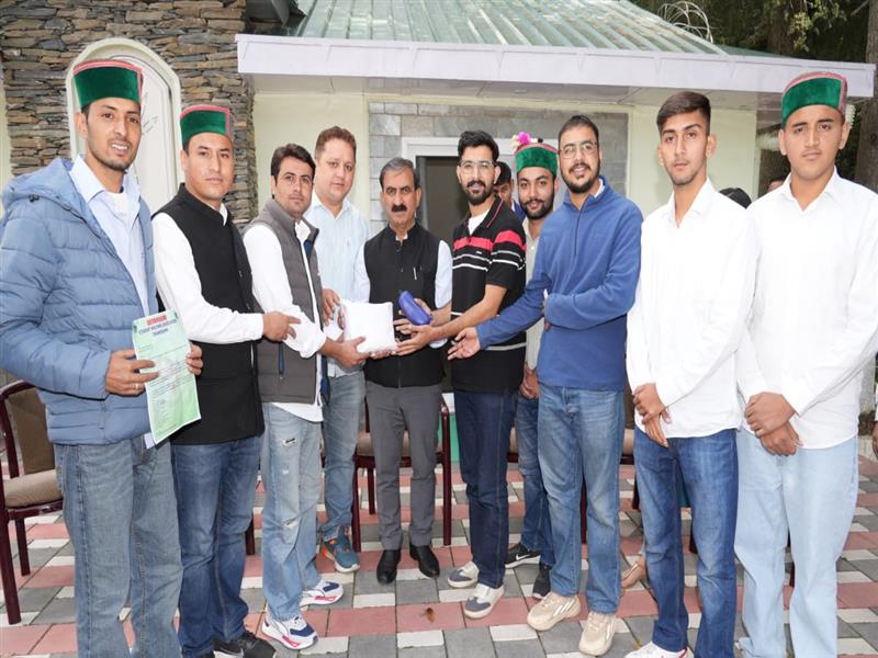 हिमाचल में आई आपदा के लिए मदद जारी है : स्टूडेंट्स एसोसिएशन ने भी सीएम आपदा राहत कोष में दिया चेक
