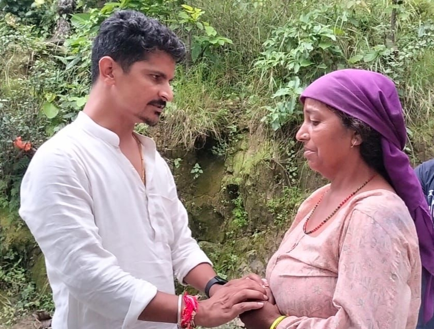 समाजसेवी ने की बाढ़ पीड़ितों की एक लाख की मदद