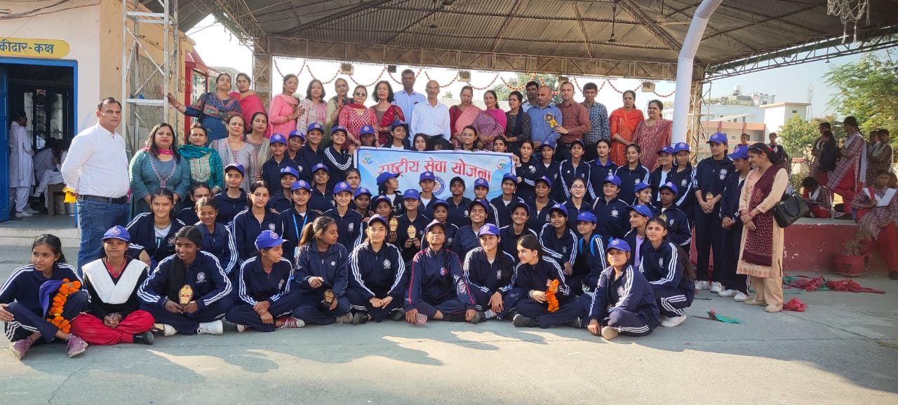 बेस्ट वॉलिंटियर का पुरस्कार कुमारी पियासा तोमर