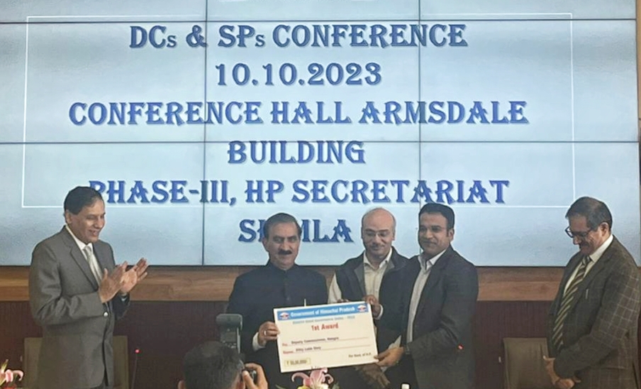 जिला कांगड़ा ने जीता 50 लाख रुपये का प्रथम पुरस्कार, डीसी निपुण जिंदल सम्मानित