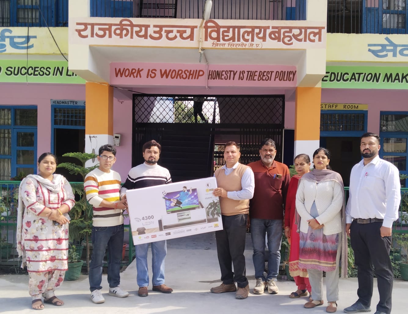 डीएसआर ग्रुप ने गवर्मेंट हाई स्कूल बहराल को भेंट की एलईडी स्क्रीन