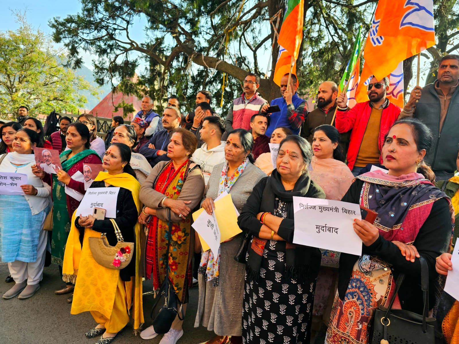 सीएम के खिलाफ फूटा महिलाओं का गुस्सा सीएम के खिलाफ फूटा महिलाओं का गुस्सा