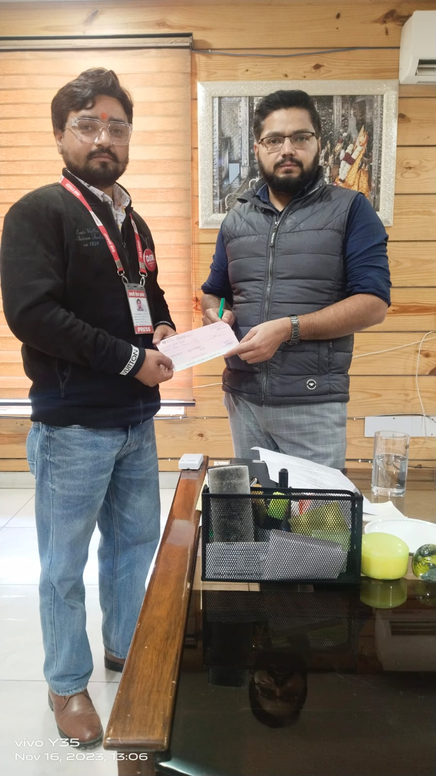 समाजसेवी व पत्रकार ने सीएम रिलीफ फंड को दिए 11 हजार समाजसेवी व पत्रकार ने सीएम रिलीफ फंड को दिए 11 हजार