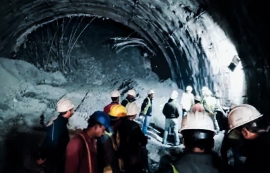 अच्छी खबर : सुरंग में फंसे मजदूरों से संपर्क, पाइप से ऐसे पहुंचाई जा रही ऑक्सीजन