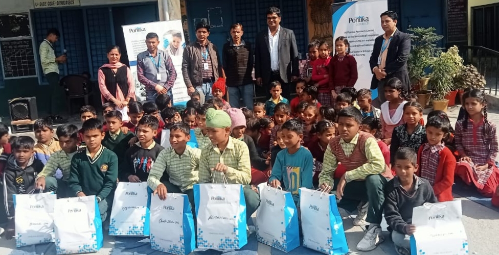 समाजसेवी से 126 स्कूली बच्चे स्वेटर और जूते लेकर चहके