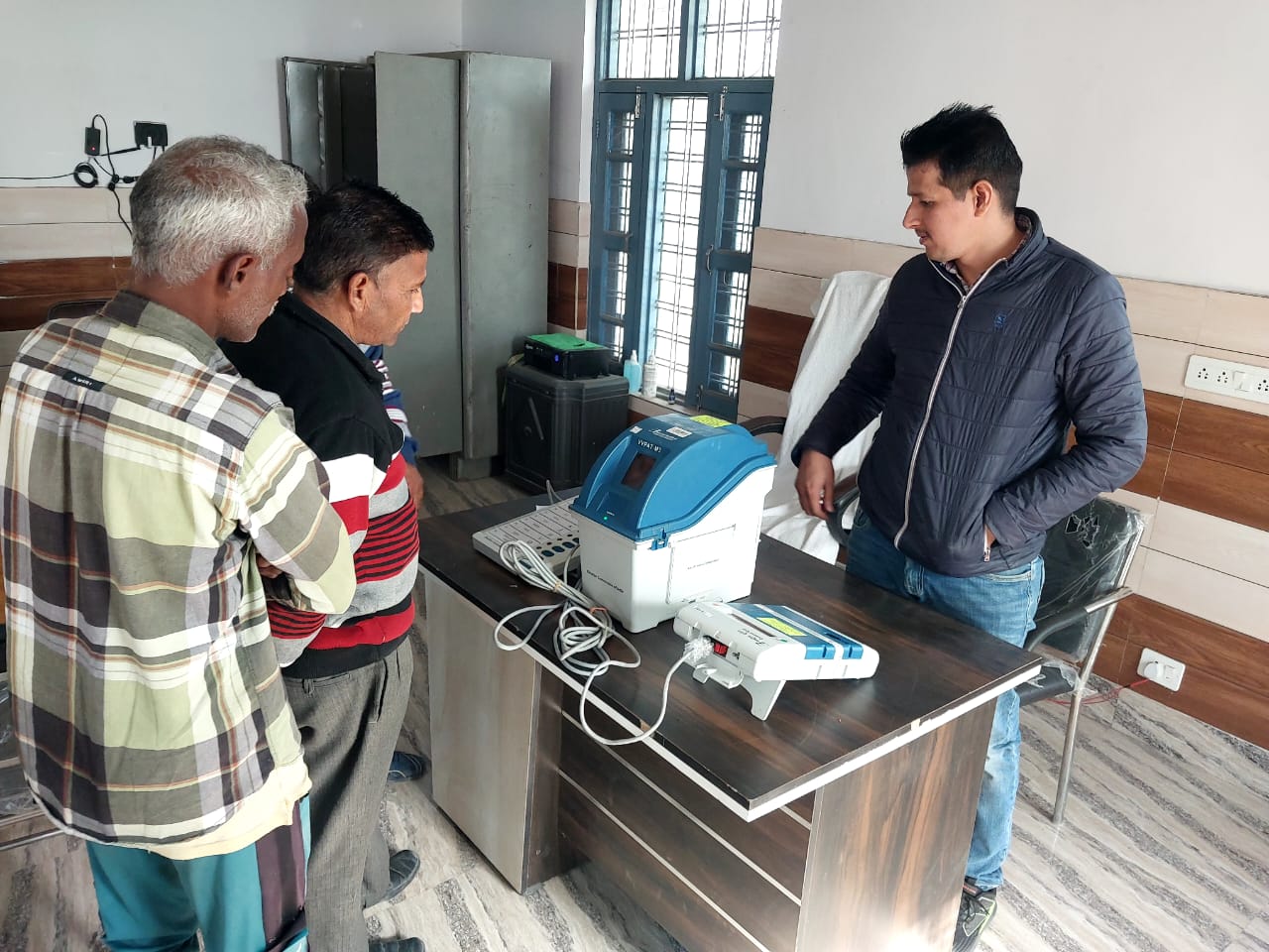 SDM ऑफिस में लगे बूथ पर EVM मशीन से डाले वोट..