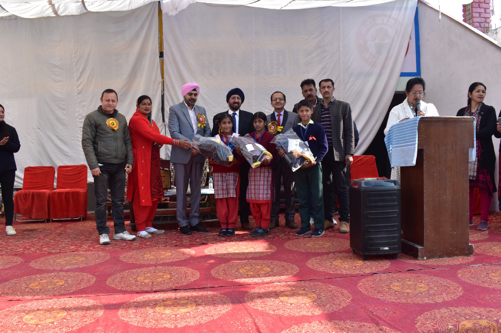 फार्मा कंपनी ने इस वर्ष भी पहली से 12वीं कक्षा तक के विद्यार्थियों को बांटी स्कूली सामग्री