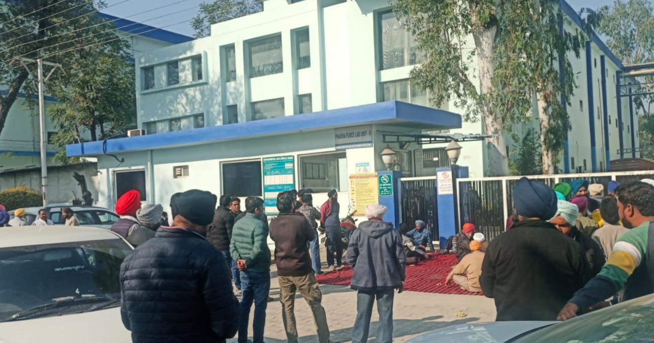 गोंदपुर फैक्ट्री में एक युवक की लिफ्ट से गिरने पर मौत : धरने पर बैठे ग्रामीण