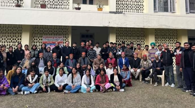 धार्मिक यात्रा के लिए रवाना हुए कॉलेज के छात्र छात्राएं