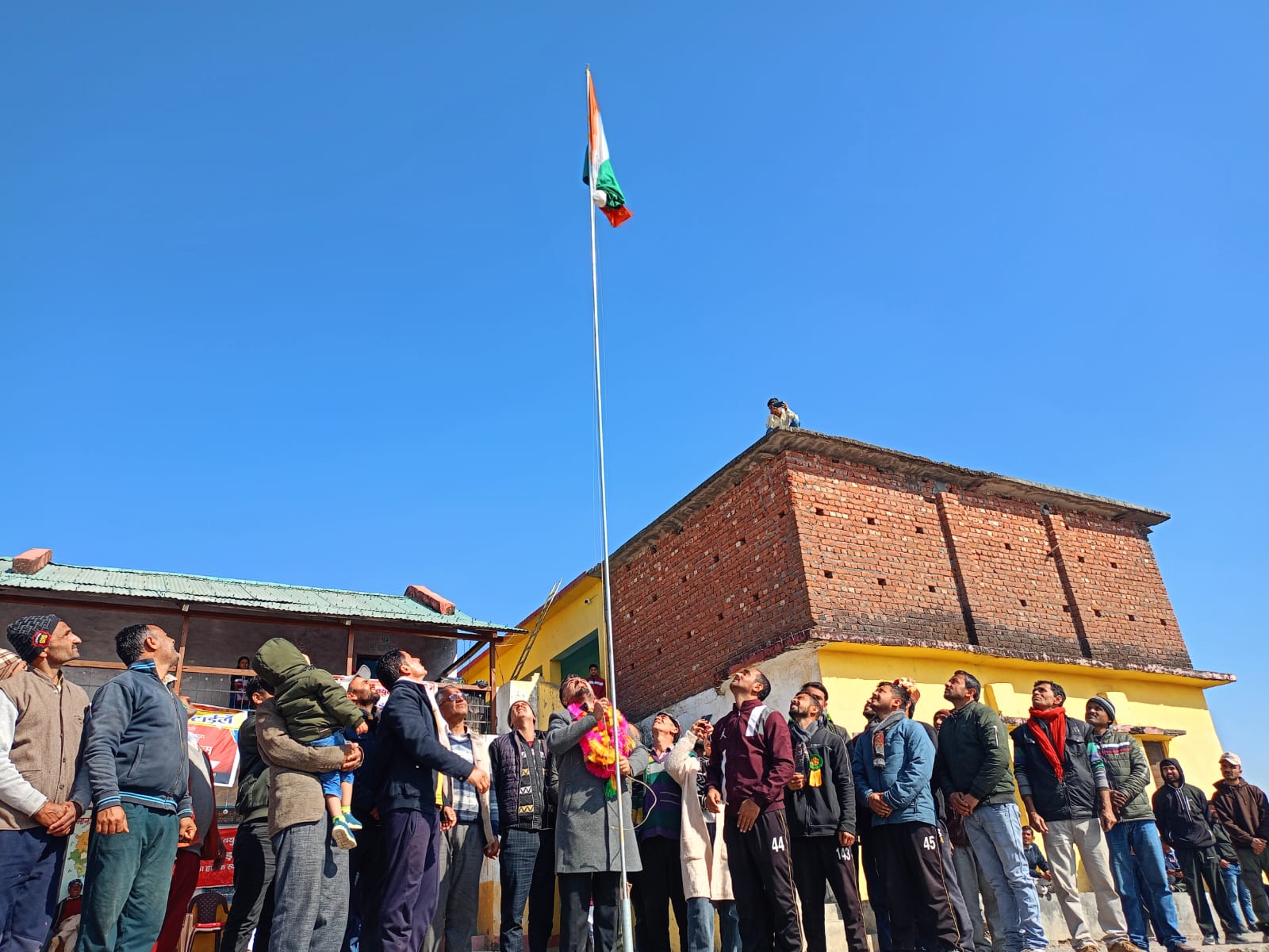 सम्मान : दून प्रेस क्लब के उप प्रधान ने फहराया तिरंगा, तो कोषाध्यक्ष ने जारी किया कैलेंडर