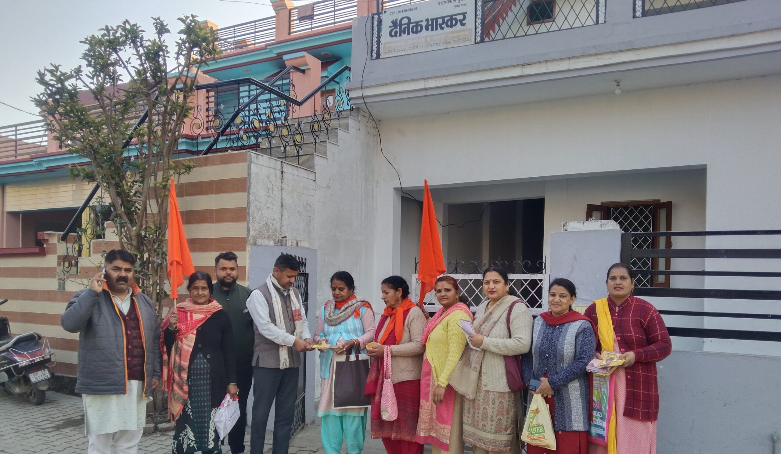 पांवटा साहिब में घर घर पूजित अक्षत एवं निमंत्रण पत्रक बांट रहे है रामभक्त