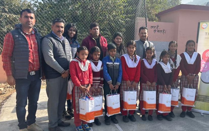 सिरमौरी ताल में स्कूली बच्चों को स्वेटर, जुते और जुराबे देने पहुंचे कंपनी के निदेशक