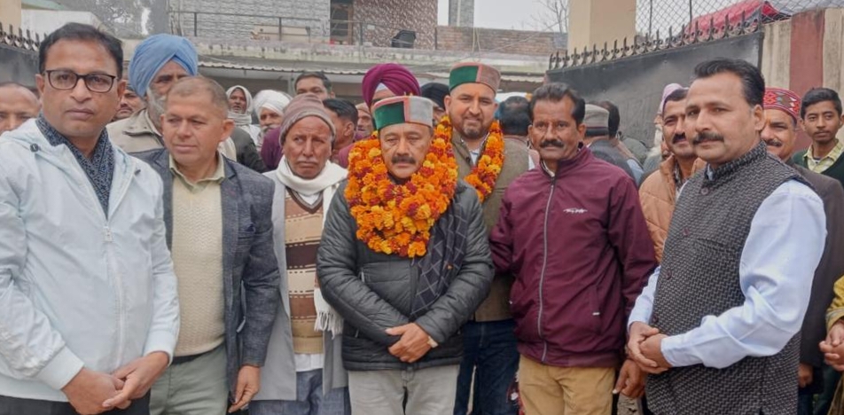 स्कूल पहुंचने पर पूर्व विधायक का स्वागत