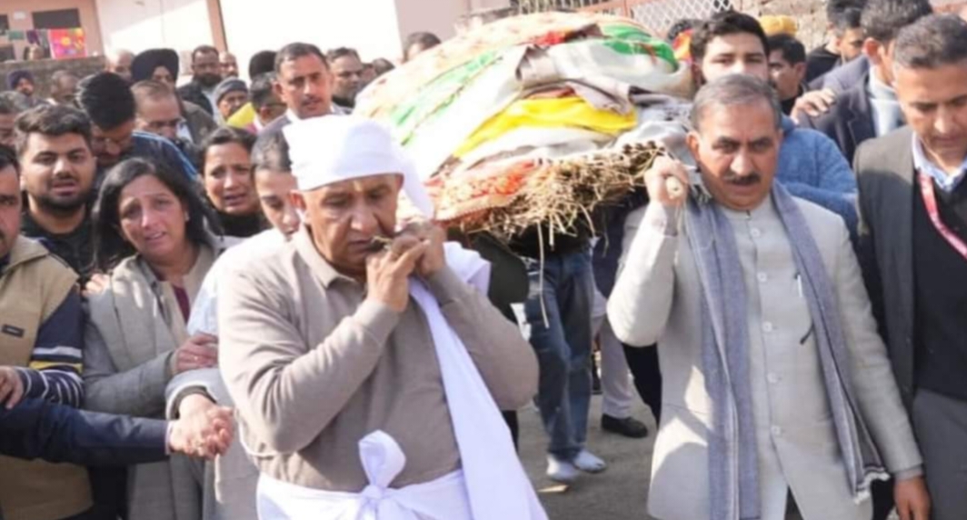 भावुक पल : मुख्य मंत्री – उप मुख्यमंत्री ने दिया एक साथ अर्थी को कंधा