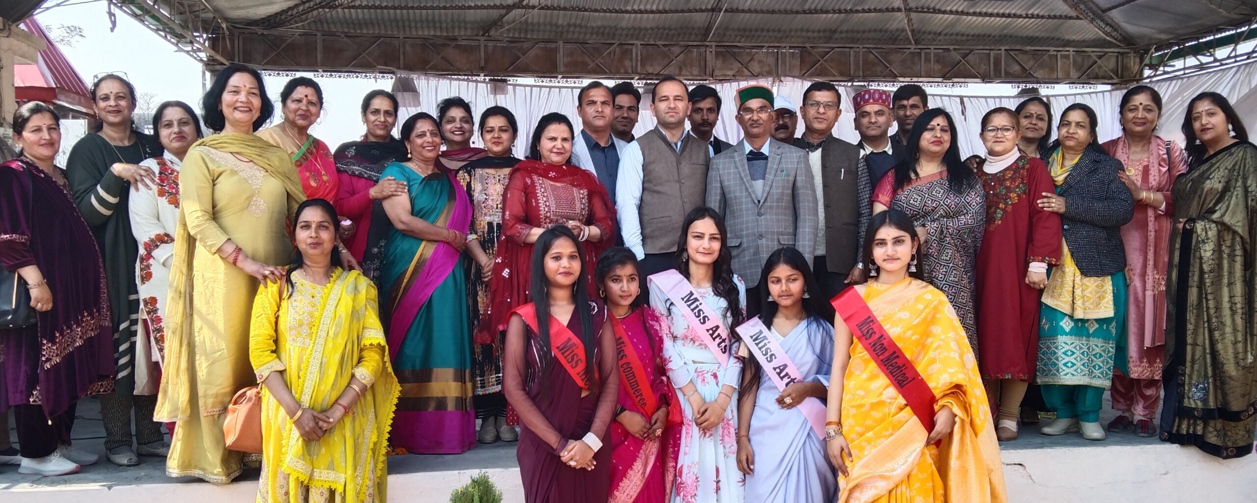 विदाई समारोह में भावुक हुई छात्राएं ;  बोलते बोलते मंच पर ही छलके आंसू