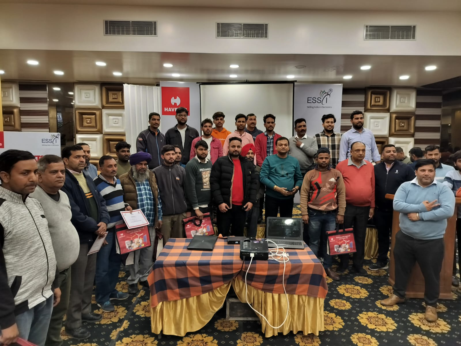 इलेक्ट्रिशंस को सेफ्टी के नियमों की दी जानकारी