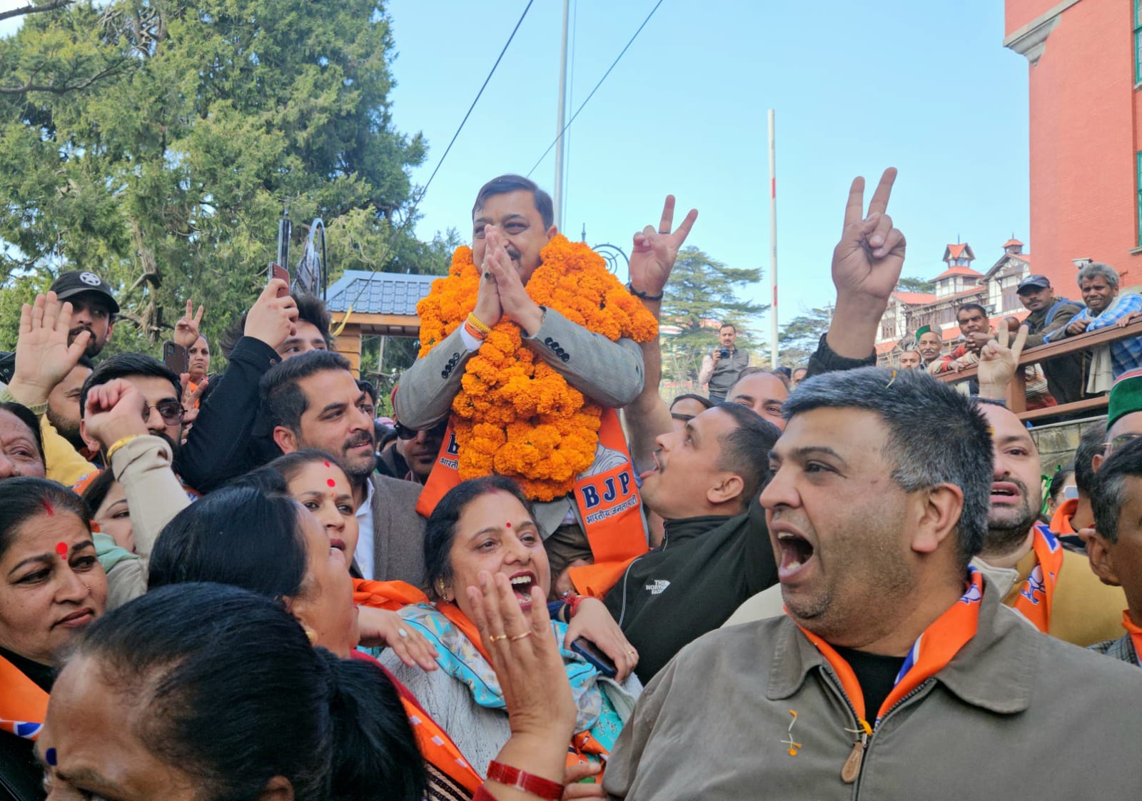 प्रचार में बीजेपी आगे निकली:  सुरेश कश्यप के शिमला में रोड़ शो में कार्यकताओं में दिखा जोश