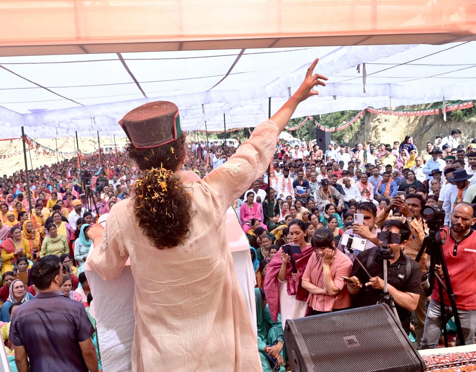 4 जून को रिजल्ट आने के साथ ही एक-दूसरे के कपड़े फाड़ेंगे गठबंधन के नेता : कंगना