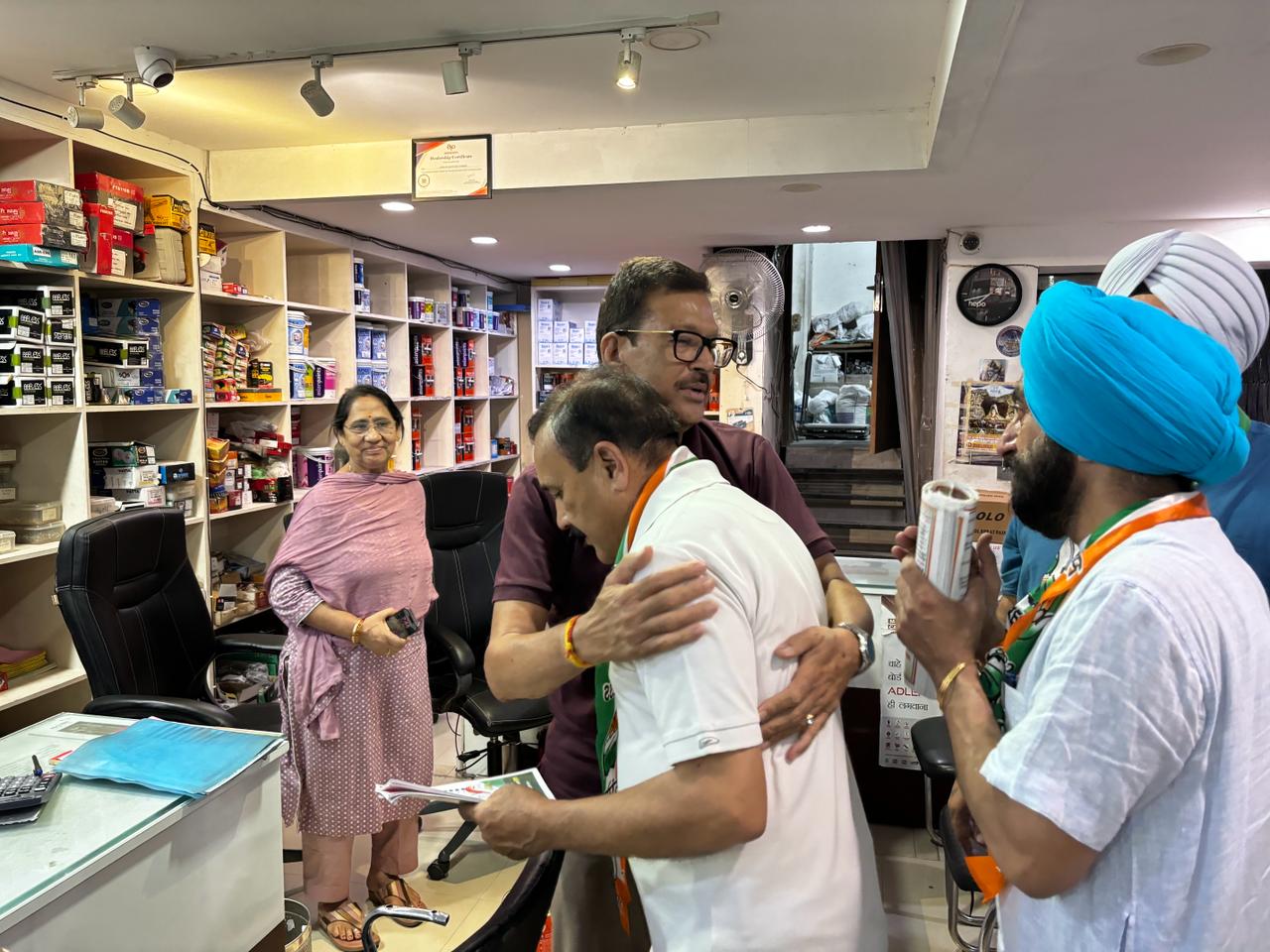 पूर्व विधायक किरणेश ने शहर में मांगे वोट