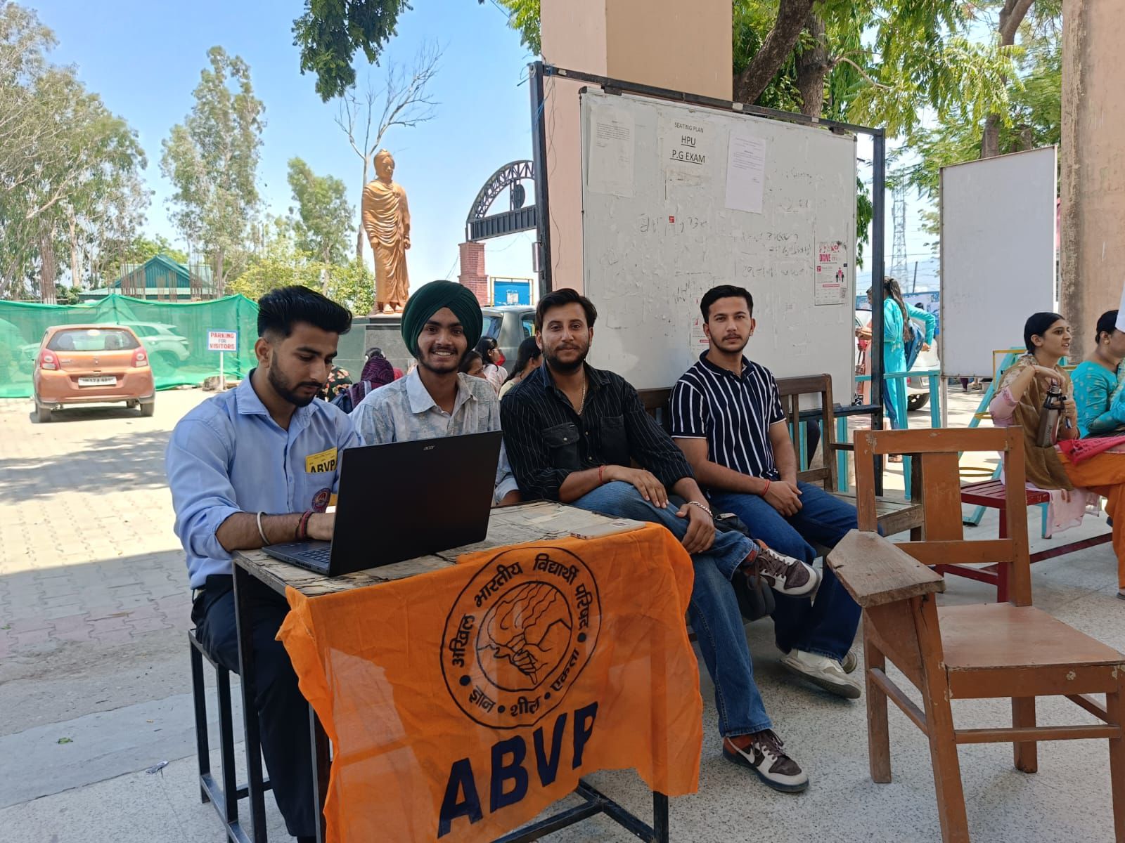 छात्रों की सहायता के लिए एबीवीपी का कॉलेज परिसर में मार्गदर्शन शिविर